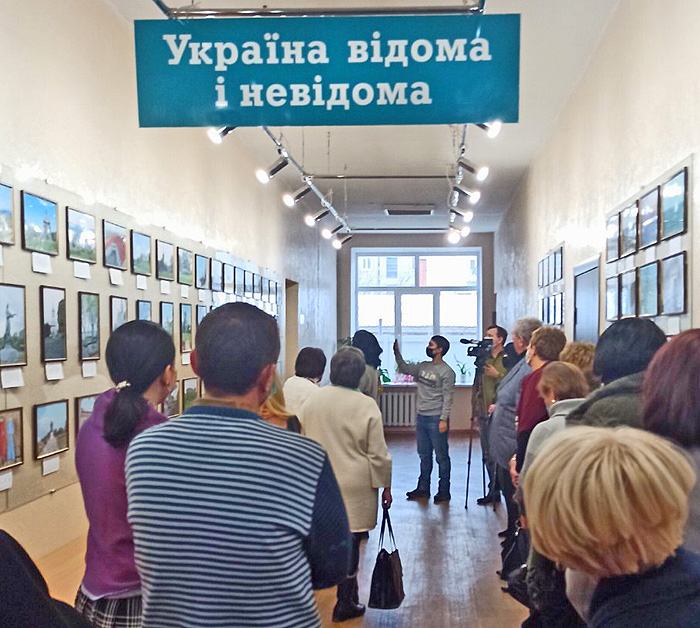 У Горлівському інституті іноземних мов, що переїхав до Бахмута, відбулася пізнавальна виставка «Україна відома і невідома»