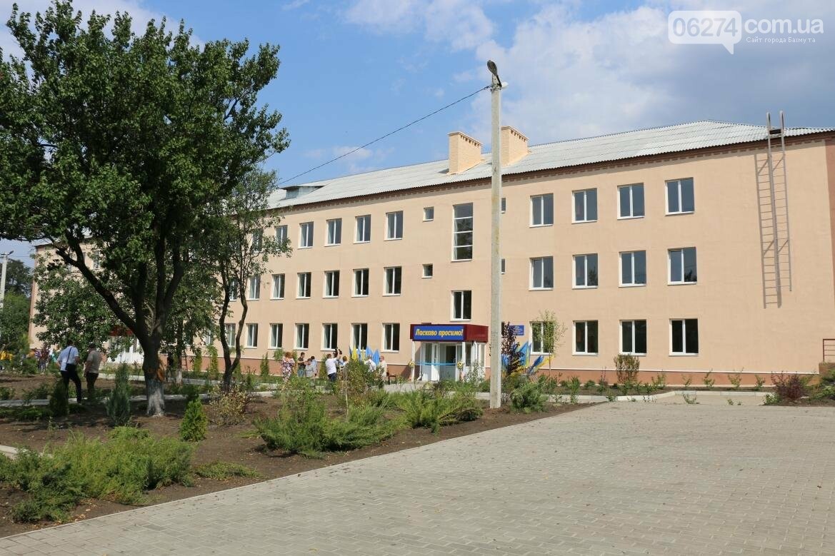 Президент Украины Петр Порошенко в Бахмуте открыл общежитие для переселенцев